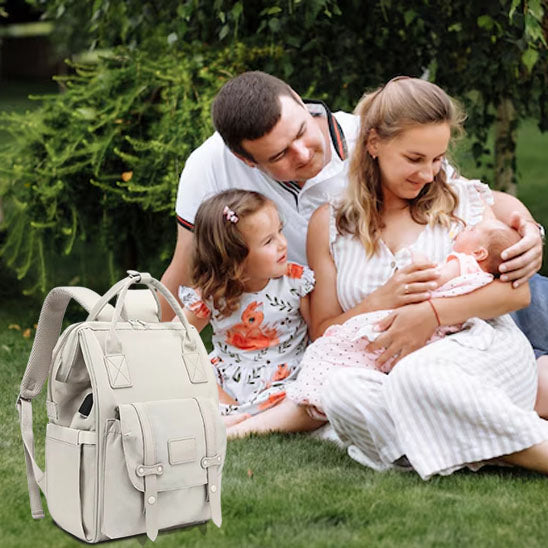 famille heureuse bebe dans les bras sac a langer