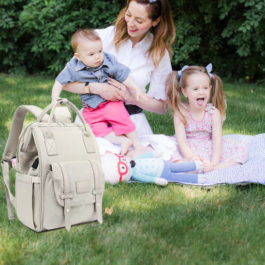 famille heureuse pique nique enfants jouent maman sourit sac a langer