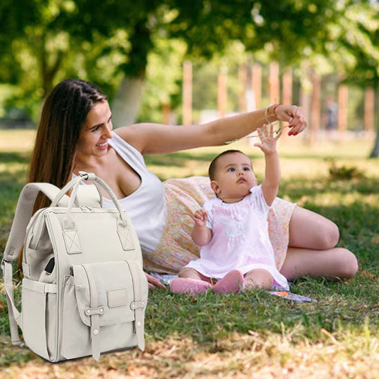 maman et bebe jouent sac a langer