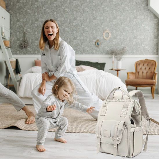 mere et fille jouent bebe content sac a langer