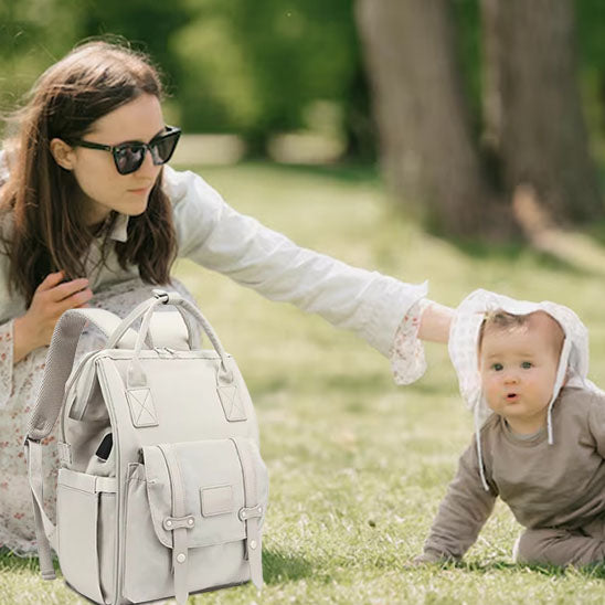 mere et fils sac a langer dans la foret
